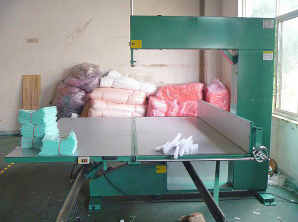 vertical foam cutting machine.jpg vertical foam cutting machine.jpg
